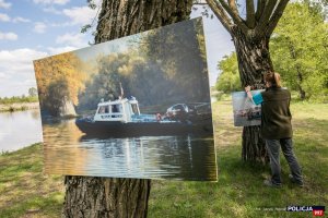 montaż plenerowej wystawy fotografii w Kuligowie nad Bugiem w ramach obchodów 100-lecia Policji Rzecznej I Komisariatu Rzecznego Policji W Warszawie