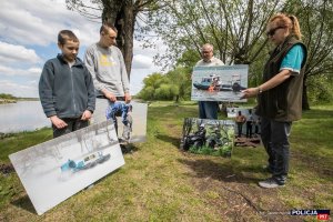 montaż plenerowej wystawy fotografii w Kuligowie nad Bugiem w ramach obchodów 100-lecia Policji Rzecznej I Komisariatu Rzecznego Policji W Warszawie