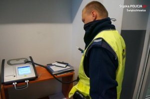 Policjant czekający na wynik z alkomatu