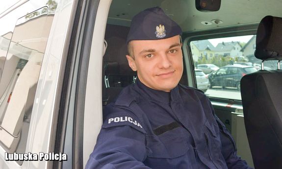 policjant w radiowozie