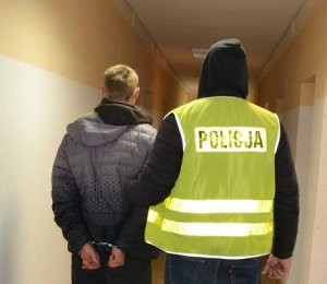 Policjant prowadzi zatrzymanego