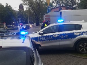 Policjanci pracują na miejscu zdarzenia&quot;&gt;