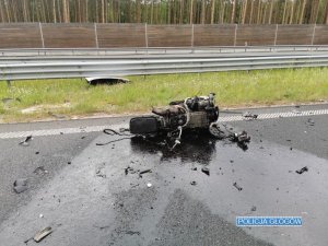 Silnik wypadł z auta i znalazł się kilkanaście metrów od bmw