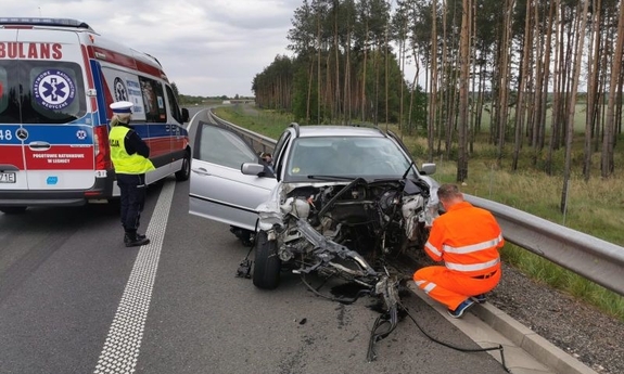 karetka pogotowia i rozbity samochód na miejscu wypadku