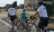 policjanci na rowerach w miasteczku rowerowym