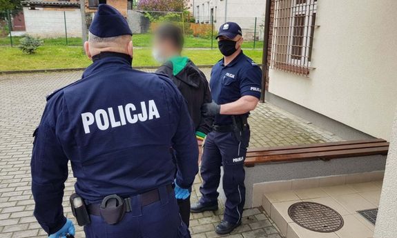 Zatrzymany mężczyzna prowadzony przez policjantów