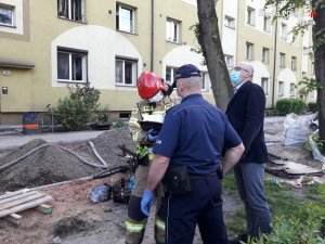 Służby, policja i straż pożarna podczas akcji gaśniczej