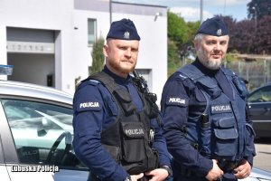 dwaj policjanci przy radiowozie