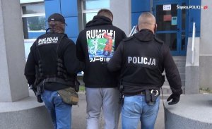 Zatrzymany prowadzony przez policjantów