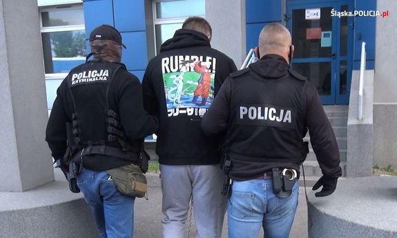 Zatrzymany prowadzony przez policjantów