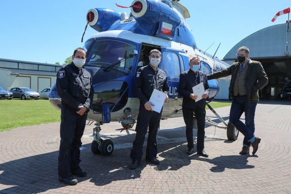 przed śmigłowcem stoją przedstawiciele Policji i Muzeum Lotnictwa Polskiego w Krakowie podczas jego przekazania