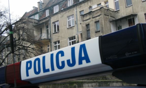 napis policja na radiowozie policyjnym