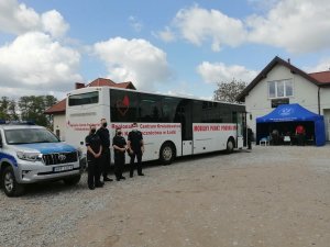 policjanci przed krwiobusem podczas zbiórki krwi w Wolborzu