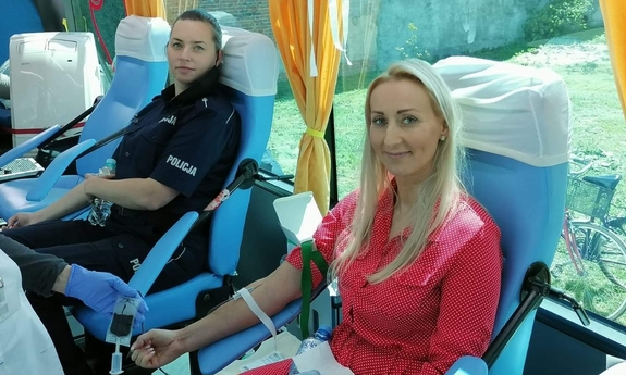 dwie kobiety w tym jedna policjantka podczas oddawania krwi