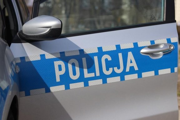 Napis: Policja na radiowozie