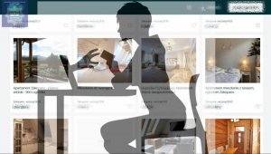 cień kobiety pracującej przy komputerze na tle internetowych ogłoszeń nieruchomości na wynajem