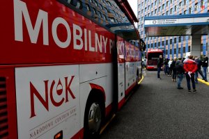 Zdjęcie kolorowe. Osoby obok autobusu RCKiK&quot;&gt;