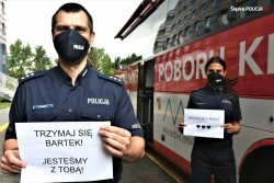 Zdjęcie kolorowe. Policjanci obok autobusu RCKiK&quot;&gt;