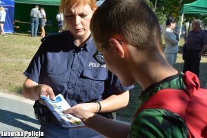 St.asp. Julita Cholewińska daje dzieku ulotkę