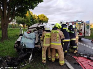 Strażacy na miejscu wypadku przy samochodzie poszkodowanego