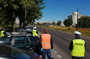 Policjanci i przedstawiciel Bydgoskiego Zarządu Dróg Miejskich i Komunikacji Publicznej podczas działań