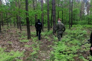 Policjant i żołnierz WOT w lesie