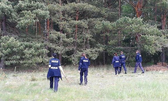 akcja poszukiwawcza, policjanci podczas poszukiwań osoby zaginionej