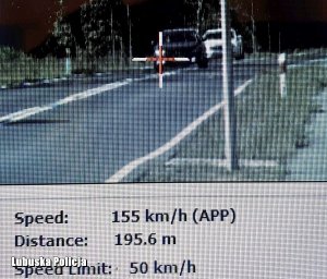 zdjęcie z ekranu wideorejestratora jadącego samochodu z prędkością 155 kilometrów na godzinę