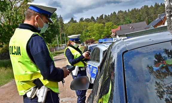 policjant i policjantka podczas kontroli drogowej