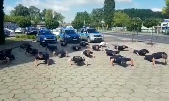 policjanci robią pompki