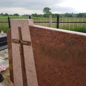 uszkodzone elementy płyty nagrobkowej