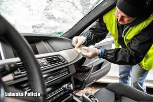 Policjant zdejmuję odciski palców