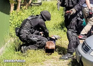 policjanci podczas zatrzymania mężczyzny