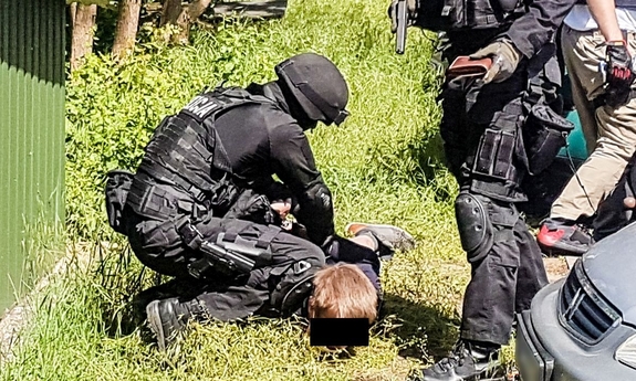 policjanci podczas zatrzymania mężczyzny