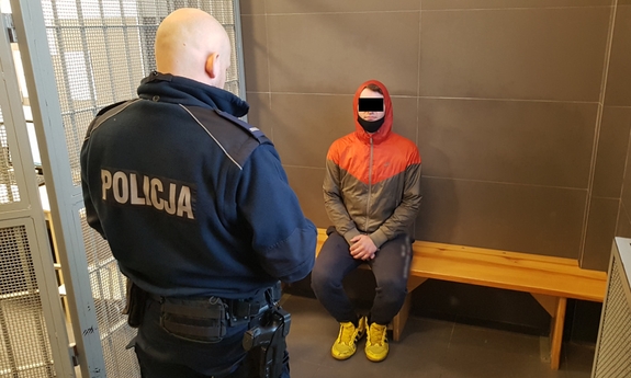 policjant z zatrzymanym mężczyzną w areszcie