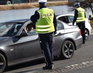 policjanci ruchu drogowego kontrolują kierowców