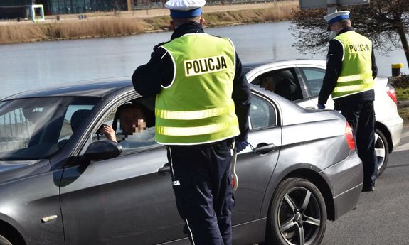 policjanci ruchu drogowego kontrolują kierowców