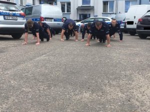 policjanci podczas wykonywania pompek