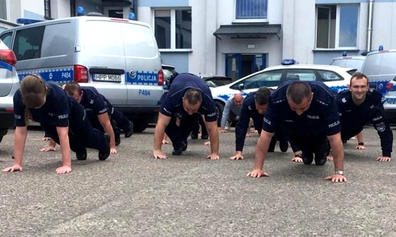 policjanci podczas wykonywania pompek