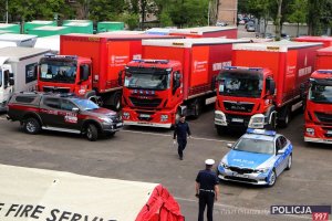 policyjne radiowóz oraz pojazdy straży pożarnej