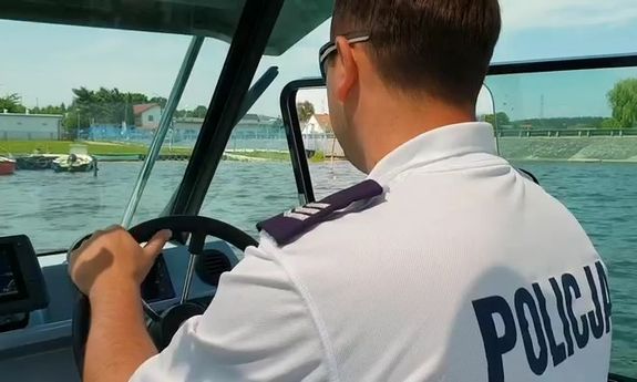 Rybnicki policjant podczas służby.&quot;&gt;