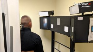 zatrzymany fałszywy policjant podczas zdjęcia do policyjnej bazy danych