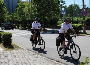 Policjanci podczas patrolu na rowerach