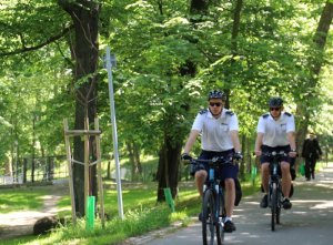 Policjanci podczas patrolu na rowerach