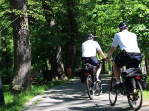 Policjanci podczas patrolu na rowerach