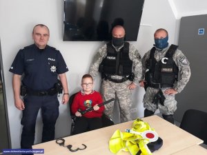 Wspólne zdjęcie chłopca z policjantami