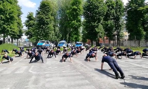 Policjanci robiący pompki