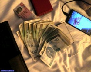 Zabezpieczone pieniadze i telefon komórkowy