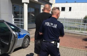 policjant prowadzi nietrzeźwego kierującego