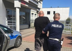 policjant prowadzi nietrzeźwego kierującego